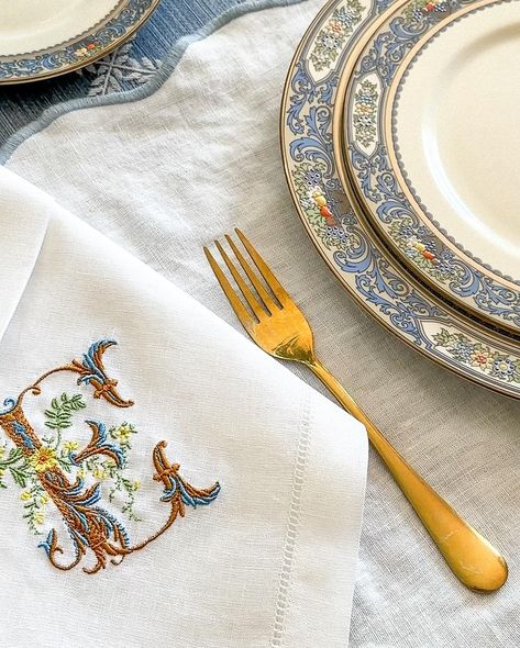 🌟 Step into timeless elegance with #GrandmillennialVibes 🍽️✨. Where every meal feels like a special occasion, and the charm of blue and white decor never fades. Ready to host a dinner that’s as classic as it is chic? Commen “LINK” to shop this plate setting . . . . . . #blueandwhiteforever #traditionalchic #hostwiththemost #memories #diningroomdecor #lenoxchina #lenoxautumn #monogrammed #monogrammednapkins #sundaydinner Embroidered Thanksgiving Napkins, Lenox Autumn Tablescape, Embroidery Napkins Table Linens, Fancy Napkins, Dining Room Table Setting, Lenox Autumn, Thanksgiving Dining Table, Dining Room Table Settings, Thanksgiving Dining