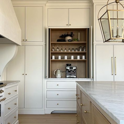 А л и н а | ℒ𝒶𝓀ℯ 𝒮𝒶𝓇𝒶𝒽 ℋℴ𝓂ℯ | w h i t e o a k i s l a n d . Cabinets built by: @springhousecabinetry . . @shop.ltk @circalighting @rejuvenation @capitalltg… | Instagram Kitchen Coffee Cabinet, Coffee Bar Cabinets Built Ins, Built In Coffee Bar Ideas Kitchen, Kitchen Glass Cabinets, Built In Coffee Bar, Built In China Cabinet, Dry Kitchen, Cozy Cottage Kitchen, Coffee Cabinet