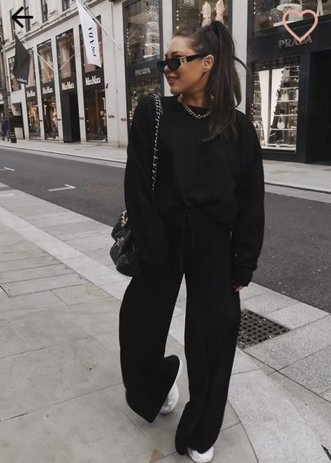 Monochromatic Outfit Fall, Black Monochromatic Outfit, Black Outfits Ideas, Plus Size Airport Outfit, Cute All Black Outfits, All Black Outfit Casual, Black Sweatpants Outfit, Black Joggers Outfit, Black Hoodie Outfit