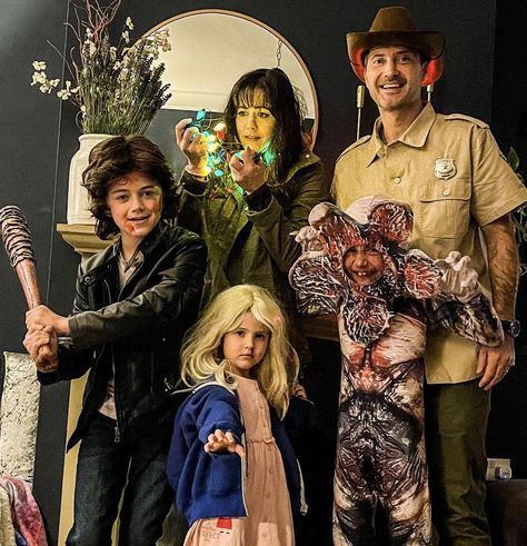 Stranger Things Family Costume #strangerthings #halloween #familyhalloweencostumes #halloweenmakeup #halloweencostume #halloweencostumeideas #familycostumeideas Family Stranger Things Costume, Stranger Things Family Costume, Family Group Costumes, Stranger Things Family, Stranger Things Costume, Mom Things, Halloween Family, Group Halloween Costumes, Group Costumes