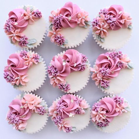 Ee Lynn Yong (@bakeree_) • Instagram photos and videos Pretty Cupcakes Ideas, Fancy Cupcakes Decorating, Cupcake For Wedding, Wedding Cupcake Designs, Elegant Cupcake Designs, Pretty Flower Garden, Cupcake Icing Designs, Easy Cupcakes Decoration, Cupcakes Flores