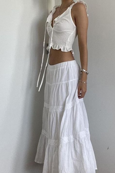 Summer outfits White maxi skirt flowy white skirt beach outfits White Skirt And White Top Outfit, Skirt Fits Aesthetic, All White Outfit Aesthetic, Flowy Skirt Outfit, White Maxi Skirt Outfit, White Flowy Skirt, Long White Skirt, White Skirt Outfits, Skirt Outfit Summer