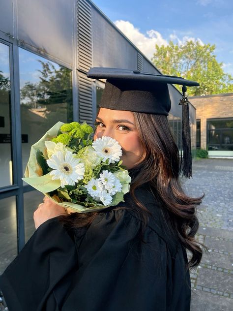 Graduation Cap Poses, Bachelor Graduation Cap, Flower Cap Graduation, Bachelors Graduation Pictures, Hijabi Graduation Pictures, Convocation Pose Photo Ideas, Grad Picture Poses, Pink Cap And Gown, Graduation Poses Ideas