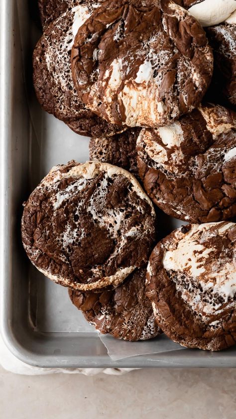 these hot chocolate brownie cookies have crackle tops, fudge like centers and a generous marbled swirl of sweet marshmallow creme. Red Wine Brownies, Winter Baking Recipes, Hot Chocolate Brownies, Valrhona Chocolate, Chocolate Brownie Cookies, Swirl Brownies, Cookie Brownie Recipe, Frozen Hot Chocolate, Fudgy Brownie