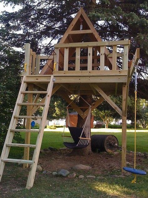 Diy Treehouse, Wooden Tree House, Simple Tree House, Climbing Frames, Building A Treehouse, Tree House Plans, Tree Fort, Tree House Diy, Tree House Kids