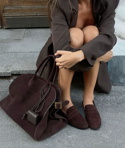 Bug Woman, Suede Bag Outfit, The Row Margaux Bag, Margaux Bag, Simple Sneakers, Tote Bag Outfit, The Row Bag, Brown Tote Bag, Brown Eyed Girls