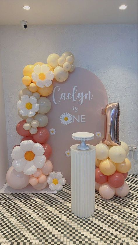 Daisy Themed Backdrop, Daisy Balloon Decorations, 3 Arch Backdrop With Balloons, 1st Birthday Backdrop Ideas, Bday Backdrop Ideas, Daisy Flower Birthday Party Ideas, Daisy Birthday Theme, Daisy Backdrop, Daisy Baby Shower Theme