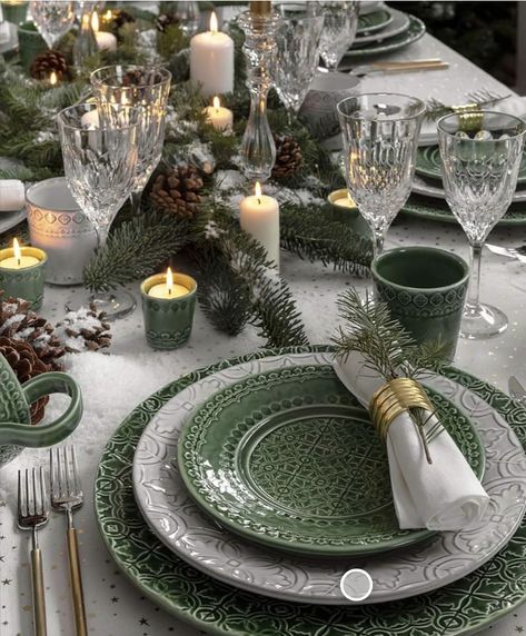 Dinner Table Set Up, Green Tablescape, Christmas Color Palette, Wedding Tableware, Bordallo Pinheiro, Green Plates, Luxury Tableware, Table Setting Decor, Dinner Table Setting