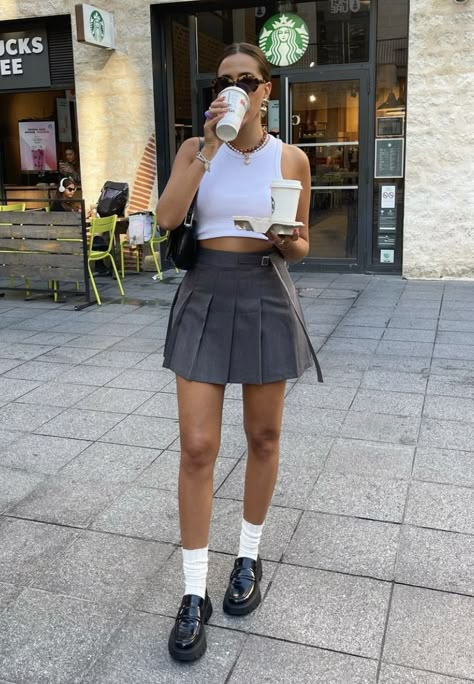 School Skirt Outfits, Mini Skirts Outfits Summer, Spring Skirt Outfits, Skirt Outfit Summer, Ny Outfits, Diy Vetement, Miniskirt Outfits, Paris Outfits, Looks Street Style