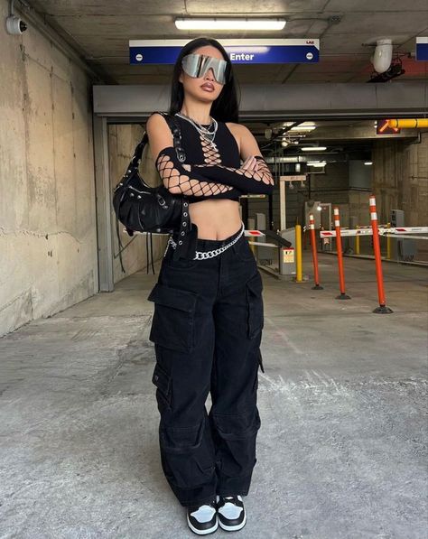 Grunge Techno Outfit, Matrix Rave Outfit, Rave Street Style, Masculine Rave Outfits, Breakaway Music Festival Outfits, Music Festival Outfits Black Women, Streetwear Festival Outfit, Grunge Festival Outfit, Grunge Rave Outfits