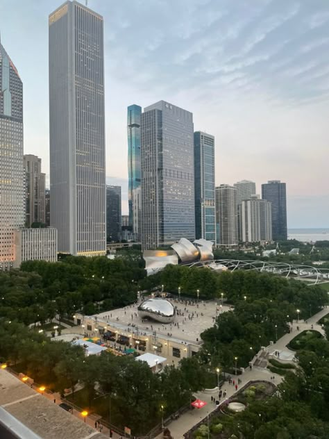 summer sunset at cindy’s rooftop in downtown chicago Cindy’s Rooftop Chicago, Rooftop Bars Chicago, Rooftop Chicago, Chicago Birthday, Town Wallpaper, Chicago Rooftop, Chicago Wallpaper, Good Vibes Wallpaper, Chicago Fall