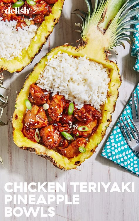 The bowl turns dinner into a special treat. #easy #recipe #howtomake Pineapple Bowl Recipe, Teriyaki Pineapple, Pineapple Bowls, Tropisk Fest, Pineapple Bowl, Chicken Teriyaki, Pineapple Chicken, God Mat, Chicken And Rice