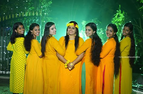 Haldi Pose Grup, Haldi Bride Poses With Sister, Haldi Group Photos Bride, Haldi Ceremony Group Photos, Haldi Ceremony Stills, Bride Mangala Snanam Stills, Bride Haldi Group Poses, Mehndi Poses Photography With Friends, Haldi Poses With Sister