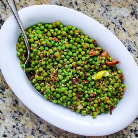 Peas With Bacon, Bacon Peas, Forks And Knives, Veggies Side Dishes, Healthy Easy Recipes, Vegetables Side Dishes, Thanksgiving Meal, Healthier Choices, Healthy Veggies