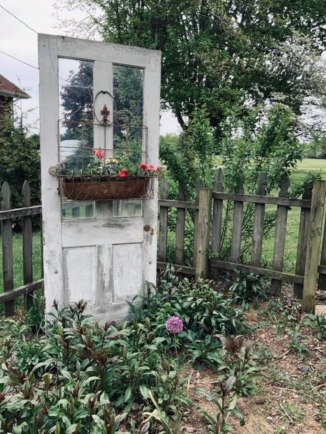 Old Door Garden Ideas, Door Garden Ideas, Old Garden Gates, Old Door Decor, Diy Gate, Old Door Projects, Small Garden Shed, Door Garden, Garden Arbor