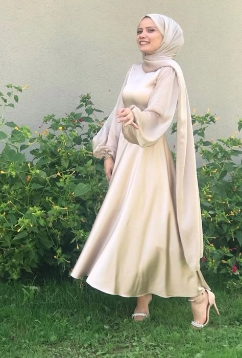 Hijab Silk Dress Party, Modest Dresses Soiree, Graduation Dress Ideas Hijab, Formal Dress Hijab, Silk Dress Long Classy, Graduation Outfit Hijab, Hijabi Silk Dress, Graduation Modest Dress, Modest Silk Dress