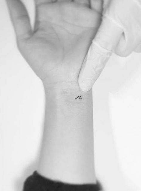 Tiny Micro Tattoos You Can Get Inked in 1 Minute Tiny Wave Tattoo, Tattoo On The Wrist, Small Wave Tattoo, Wave Tattoo, Cat Tattoos, Inspiration Tattoos, Tiny Tattoo, Arrow Tattoo, Waves Tattoo