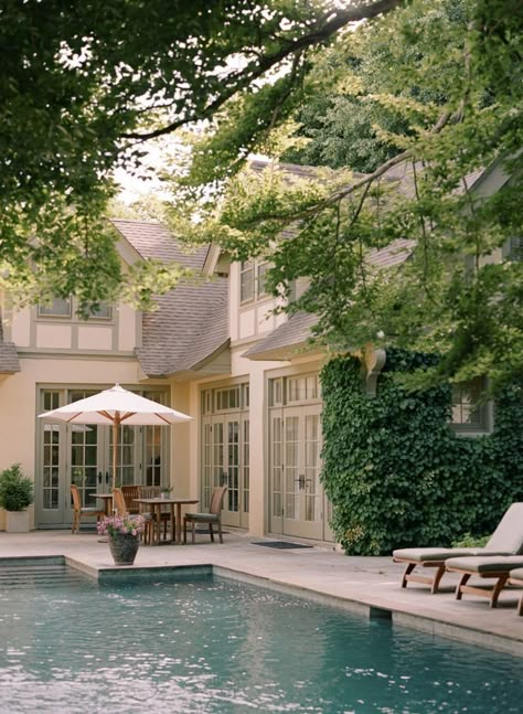 Hamptons Victorian House, Hamptons Mansion Interior, Hamptons Backyard Landscaping, House In Hamptons, Hamptons Summer House, Hampton Homes Exterior, Small Hamptons House, Hamptons House Aesthetic, Hamptons Pool House