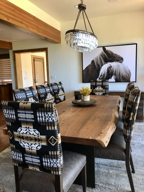 Modern Ranch Home Decor, Western Dining Room Ideas, Western Christmas Ideas, Barndo Decor, Western Dining Table, Barndo Kitchen, Western Dining Room, Southwestern House, Modern Southwest Decor