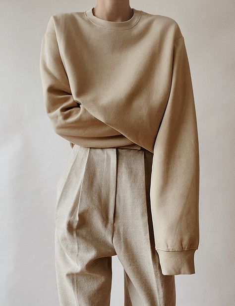 Les Beiges | MODEDAMOUR Nude Clothes Aesthetic, Beige Aesthetic Clothes, Beige Sweatshirt Outfit, Beige Fashion Aesthetic, Beige Clothes, Beige Clothing, Beige Fashion, Beige Sweatshirt, Oversized Fashion