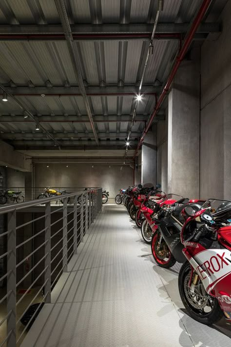 Luxury Car Garage, Underground Garage, Car Barn, Luxury Garage, Garage Bike, Car Workshop, Innovative Architecture, Motorcycle Garage, Dream Car Garage