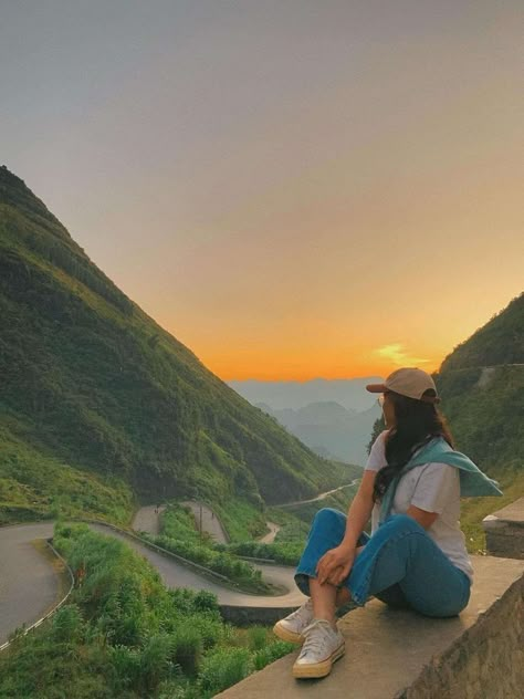 Trek Photo Ideas, Outdoor Photography Poses Women, Mountain Poses Photo Ideas, Mountain Poses, Hiking Picture Ideas, Hiking Poses, Mountain Photo Ideas, Sisters Trip, Hiking Pics