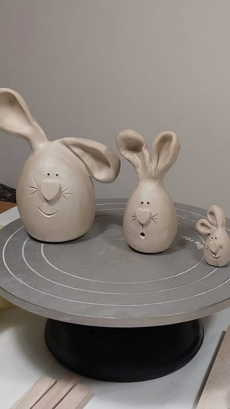 Air Dry Clay Rabbit, Ceramic Easter Ideas, Pottery Easter Ideas, Spring Ceramics Ideas, Clay Bunnies, Ceramic Easter, Easter Clay, Ceramics For Beginners, Easter Ceramics