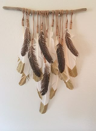 Feather Wall Art Interior Boho, Feather Crafts, Feather Wall, Feather Art, Dreamcatchers, Dream Catchers, Hanging Art, Diy Wall, Diy Inspiration