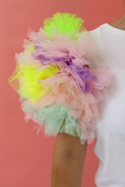 Puff sleeves are never out of fashion. Learn how to create a volumised tulle net puff sleeve and re-fashion your basic white t - shirt. Tulle Sleeves Diy, Net Puff Sleeves, Diy Puff Sleeves, Diy Net, Fashion Recycle, Tulle Costumes, Puff Shirt, Tulle Fashion, Diy Tulle