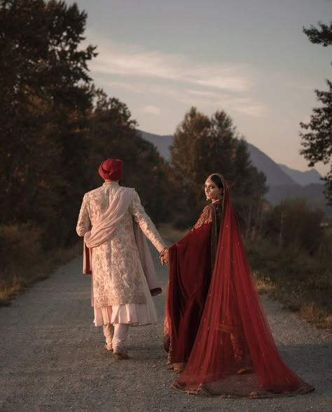 Indian Engagement Photos, Photography Poses For Couples, Sikh Wedding Photography, Indian Wedding Aesthetic, Bride Groom Photoshoot, Muslim Wedding Photography, Anand Karaj, Indian Wedding Poses, Groom Photoshoot