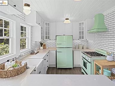 Retro Refrigerators, Retro Microwave, Big Chill Appliances, Retro Stove, Green Appliances, Unique Appliances, Retro Refrigerator, Shiplap Ceiling, Retro Kitchens