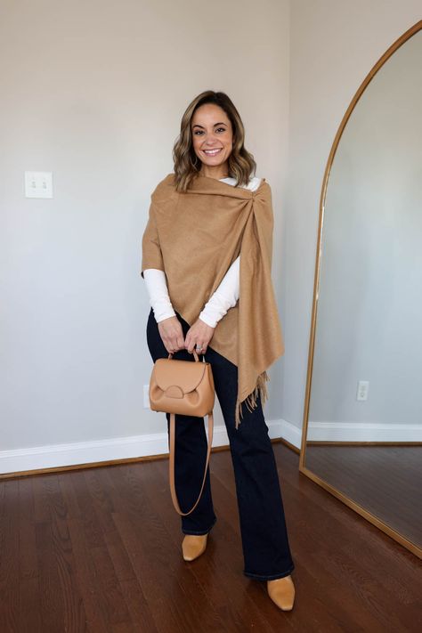 Casual Thanksgiving Outfits - Pumps & Push Ups Fall Outfits For Pear Shape, Fall Outfits Flare Jeans, Outfits For Pear Shape, Winter Outfits Petite, Kd Outfits, Outfit Ideas For Thanksgiving, Thanksgiving Outfit Women Casual, Holiday Party Outfit Casual, Casual Christmas Outfits