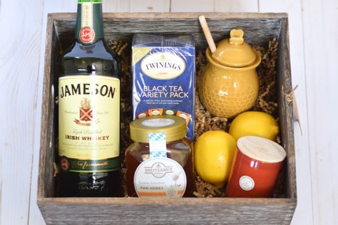 Give a housewarming gift during the fall or winter months that leaves the recipient feeling like they've been wrapped in a warm hug. This DIY hot toddy housewarming gift basket is a perfect "welcome gift" for someone moving during colder months...especially if they're moving from warmer climates. Hot Toddy Gift Basket, Hot Toddy Gift, Whiskey Gift Basket, Whiskey Gifts Basket, Gift Basket Diy, Housewarming Gift Basket, Toddy Recipe, Hot Toddies Recipe, Housewarming Gift Baskets