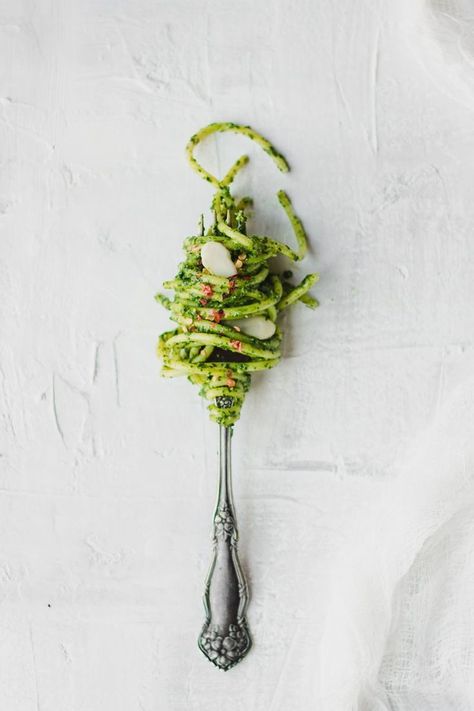 Pesto di cavolo nero e cavolo riccio - Mangio quindi Sono Asian Food Photography, Healthy Food Photography, Food Photography Lighting, Moody Food Photography, Food Photoshoot, Food Photography Props, Pasta Food, Food Photography Inspiration, Food Photography Tips