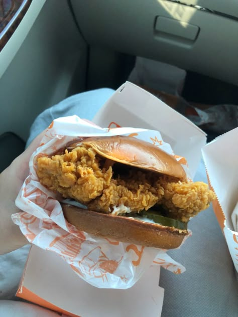 popeyes chicken sandwich popeyes restaurant Pop Eyes Chicken Sandwich, Popeyes Aesthetic, Chicken Sandwich Aesthetic, Chicken Sandwich Popeyes, Popeyes Spicy Chicken Sandwich, Popeyes Food, Papas Games, Popeyes Chicken Sandwich, Flipline Studios