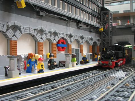 LEGO subway station platform with steam locomotive (locomotive by Duq) Lego Subway, Lego City Display, Lego Train Station, Lego Station, Underground Party, Lego Hospital, Lego Track, Lego London, Lego Design Ideas