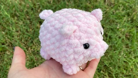 FREE No-Sew Mini Pig Crochet Pattern! Granny Square Aesthetic, Crochet Pigs, Pig Crochet Pattern, No Sew Amigurumi, Simple Crochet Pattern, Square Aesthetic, Crocheted Cow Pattern, Free Crochet Amigurumi Patterns, Pig Crochet