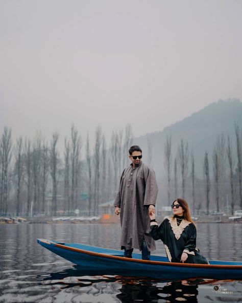 Kashmir Travel Photography, Dal Lake Kashmir Photoshoot, Pre Wedding Photoshoot In Kashmir, Srinagar Photography Poses, Couple Photo Ideas In Kashmir, Couple Poses In Kashmir, Photoshoot In Kashmir, Kashmir Outfit Ideas In December, Gulmarg Kashmir Photography Poses