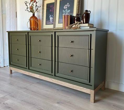 || AVAILABLE || Nine drawer modern dresser in a stunning olive tone, slat textured drawer fronts, a beautiful oak base and brass hardware 😍 Plenty of storage space with 9 drawers! Measurements- 66” x 17” x 31.5” Please send a message if interested in purchasing this. Located in Elrose, SK. We offer deliveries SK and AB wide and to certain locations in MB and BC. #beforeafterfurniture #thecuratedattic #saskatchewan #alberta #calgary #edmonton #olivegreenfurniture Green Boho Dresser, 9 Drawer Dresser Makeover, Classical Console, Textured Dresser, Dresser Inspo, Green Chest Of Drawers, Alberta Calgary, Before After Furniture, Dresser Styling