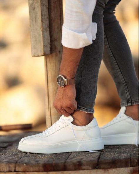 If there is one pair of shoes that fits every fashion trend cycle, it is the white leather sneakers 👟⌛️ Available for immediate shipping at Holloshoe.com We offer free worldwide shipping, which usually takes 2-4 business days. #whitesneakers #whitesneaker #leathersneakers #sneakerheads #sneakersaddict #menssneakers #mensshoes #shoeshopping #whitekicks #whiteshoes Alexander Mcqueen Outfit, Mcqueen Outfit, Dad Fits, Simple Elegant Style, Nike Custom, Smart Casual Menswear, Outfit Sneakers, Tenis Nike, Best Shoes For Men