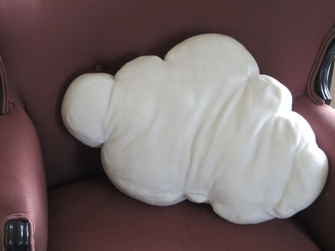 Cloud Pillow • Free tutorial with pictures on how to make a shaped cushion in 6 steps Diy Cloud Pillow, Uni Accommodation, Diy Gift For Bff, Rustic Headboard, Diy Gifts For Dad, Quirky Decor, Upcycle Sewing, Diy Gifts For Friends, Dorm Inspo