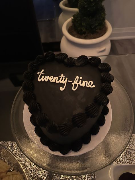 Aesthetic 25th Birthday Cake, 25 Year Birthday Cake, 25 Men Birthday Ideas, Black Virgo Cake, 20 Fine Birthday, Black Heart Cake Aesthetic, Twenty Fine Party, 29 Bday Cake, Twenty Five Birthday Cake