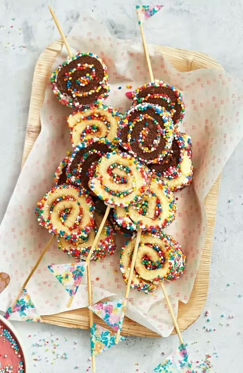 50+ Easy And Delicious Ideas For Party Food Appetizers For Kids Kids Party Snacks, Appetizers For Kids, Birthday Snacks, Birthday Party Snacks, Fairy Bread, Kids Party Food, Desserts Easy, Birthday Party Food, Snacks Für Party