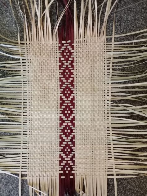 Weaving new Patterns in Palm – ziveli Palm Craft, Kete Whakairo, Weaving Patterns Design, Flax Weaving, Basket Weaving Patterns, Wire Crochet Jewelry, Weaving Tutorial, Bamboo Art, Palm Tree Leaves