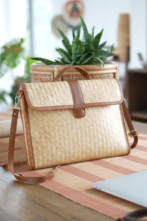 rattan handbag Natural Handbags, Japanese School Bag, Weaving Patterns Design, Bamboo Bags, Rattan Bags, Rattan Handbags, Woven Leather Bag, Wooden Bag, Diy Leather Bag