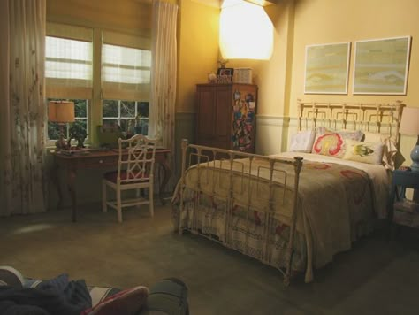 Emily's room fits her laid back personality. We love how she has all her pictures on the side of her closet! It's a fun and cheaper alternative to getting frames or a mood board and let you use your wall space for other decorations! | Pretty Little Liars Pll Bedrooms, Emily Fields, Zen Room, Stranger Things Dr, Bedroom Styles, Room Ideas Bedroom, Room Aesthetic, Architectural Digest, My New Room