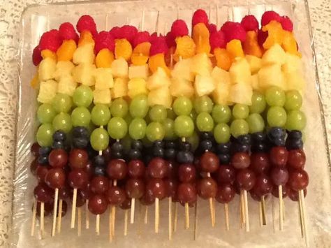 Rainbow Fruit Kabobs, Fruit Appetizers, Fruit Platter Designs, Healthy Party Food, Fruit Skewers, Fruit Kabobs, Rainbow Fruit, Party Food Platters, New Fruit