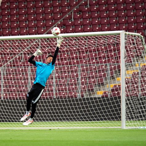 The goal keeper Steven Deana of FC Lugano is practice the day before the Europa League playoff Goal Keeper, Netball, Europa League, Lets Play, The Goal, Season 1, Premier League, The Day, Football