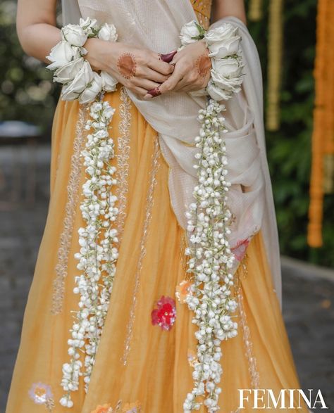 @surbhijyoti and Sumit having so much yellow, fun, and excitement all in one capture.. 💛 Location @aahanaresort Decor @dbspaces Photography @knottingbells Outfits @pallavijaipur Stylists @stylingbyvictor @sohail__mughal___ Jewellery @arenjewellers Makeup @doseofglamourbyafreen Hair @hair_stylist_fatima PR and media relations @brandnbuzz Follow 👉 @thefabapp for more updates.. ✔️ . . . . . #indianbride #indianwedding #surbhijyoti #surbhijyotilove #romanticcouples #bridallehenga #couplelove ... Kaudi Shell Jewellery For Haldi, Haldi Floral Jewelry Real Flowers, Haldi Flowers Jewelry, Haldi Flowers, Holud Bride, Haldi Looks, Mughal Jewellery, Desi Wedding Aesthetic, Haldi Outfit For Bride