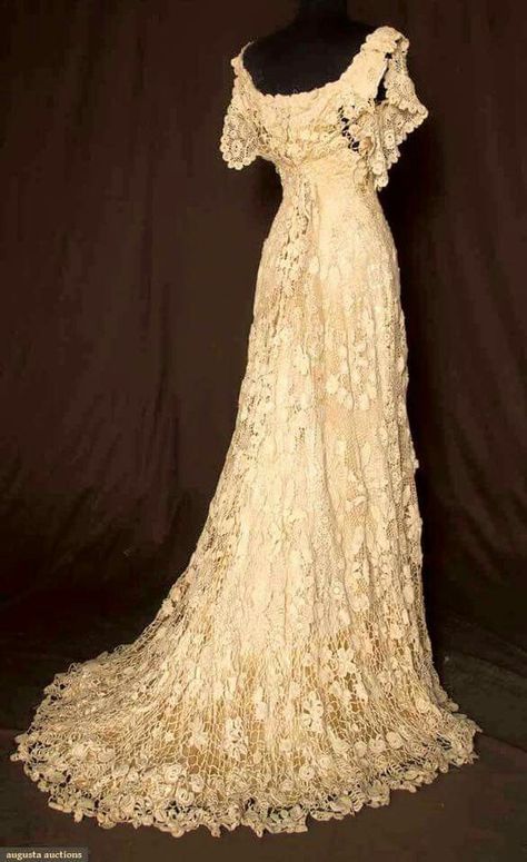 Irish crochet wedding gown with train, 1890 Crochet Gown, Detail Couture, Vintage Lace Weddings, Crochet Wedding, Antique Dress, Vintage Gowns, Retro Mode, Vestidos Vintage, Edwardian Fashion